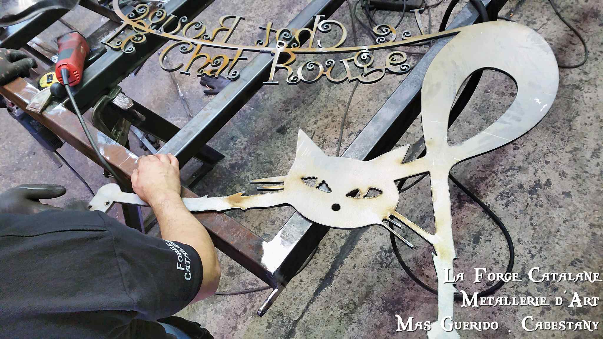 enseigne restaurant chat rouge barcares forge catalane.jpg